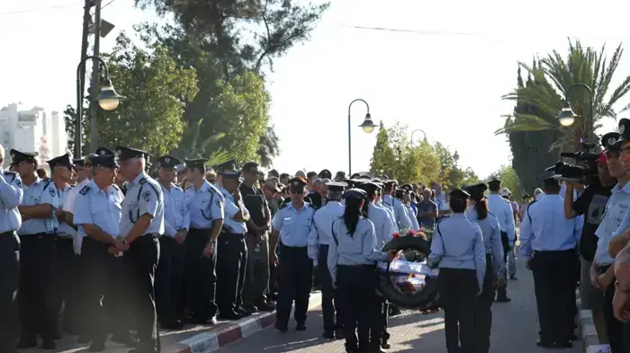 מאות בני אדם הגיעו לבית העלמין בבאר שבע כדי לחלוק כבוד אחרון לרס"מ יהושע (שוקי) סופר, השוטר שנרצח בפיגוע הירי ליד חברון- יוני 2010 