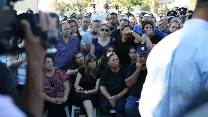 מאות בני אדם הגיעו לבית העלמין בבאר שבע כדי לחלוק כבוד אחרון לרס"מ יהושע (שוקי) סופר, השוטר שנרצח בפיגוע הירי ליד חברון- יוני 2010 