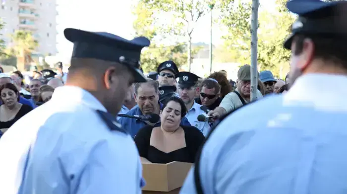 מאות בני אדם הגיעו לבית העלמין בבאר שבע כדי לחלוק כבוד אחרון לרס"מ יהושע (שוקי) סופר, השוטר שנרצח בפיגוע הירי ליד חברון- יוני 2010 