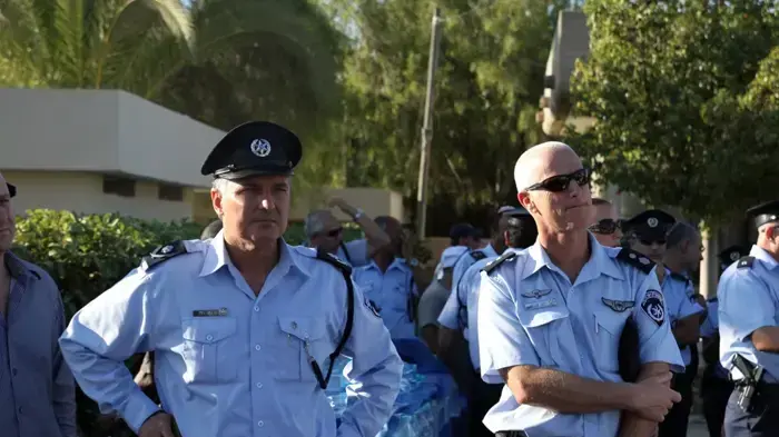 מאות בני אדם הגיעו לבית העלמין בבאר שבע כדי לחלוק כבוד אחרון לרס"מ יהושע (שוקי) סופר, השוטר שנרצח בפיגוע הירי ליד חברון- יוני 2010 