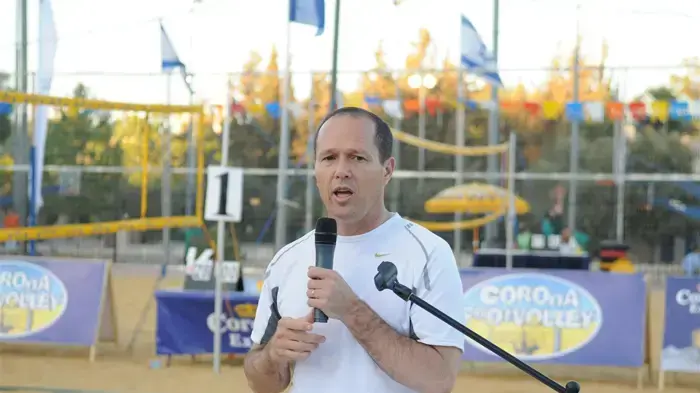 עיריית ירושלים הקימה חוף ים אמיתי בגן הפעמון בלב ירושלים, יוני 2010 