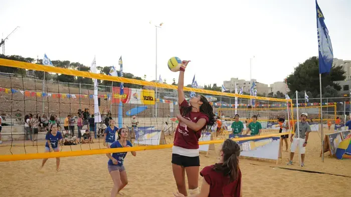 עיריית ירושלים הקימה חוף ים אמיתי בגן הפעמון בלב ירושלים, יוני 2010 