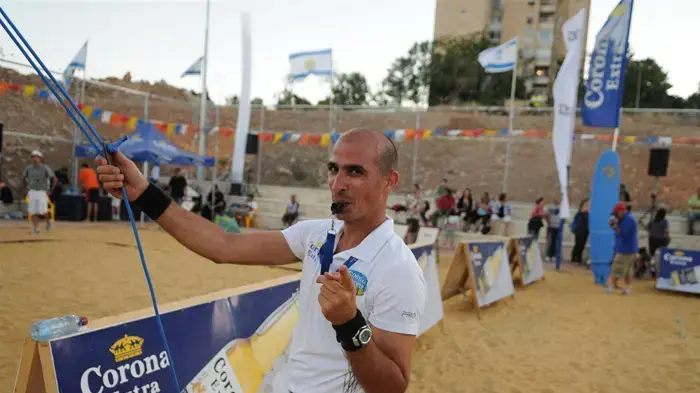 עיריית ירושלים הקימה חוף ים אמיתי בגן הפעמון בלב ירושלים, יוני 2010 