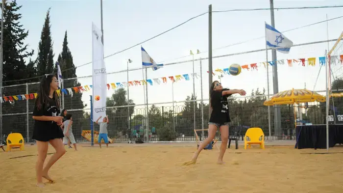 עיריית ירושלים הקימה חוף ים אמיתי בגן הפעמון בלב ירושלים, יוני 2010 