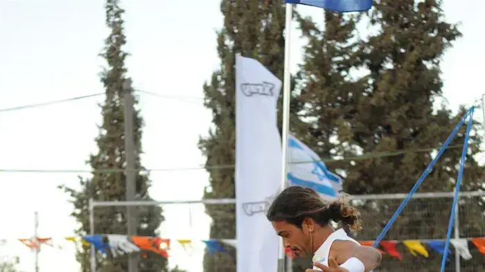 עיריית ירושלים הקימה חוף ים אמיתי בגן הפעמון בלב ירושלים, יוני 2010 