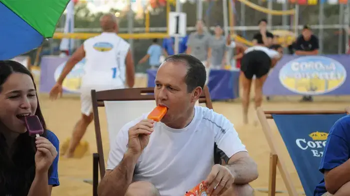 עיריית ירושלים הקימה חוף ים אמיתי בגן הפעמון בלב ירושלים, יוני 2010 