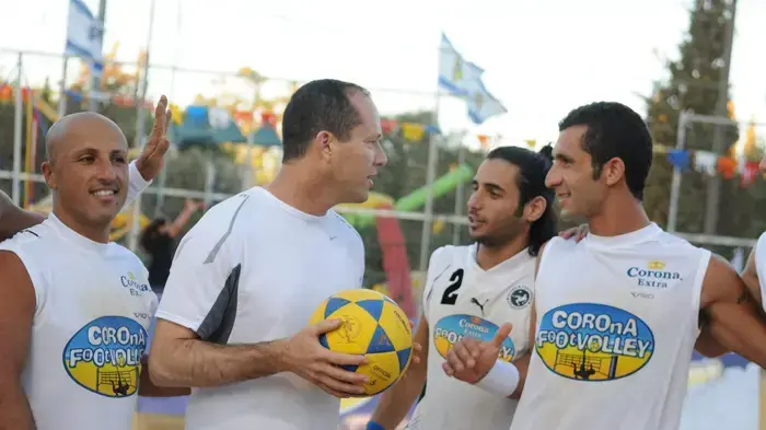 עיריית ירושלים הקימה חוף ים אמיתי בגן הפעמון בלב ירושלים, יוני 2010 