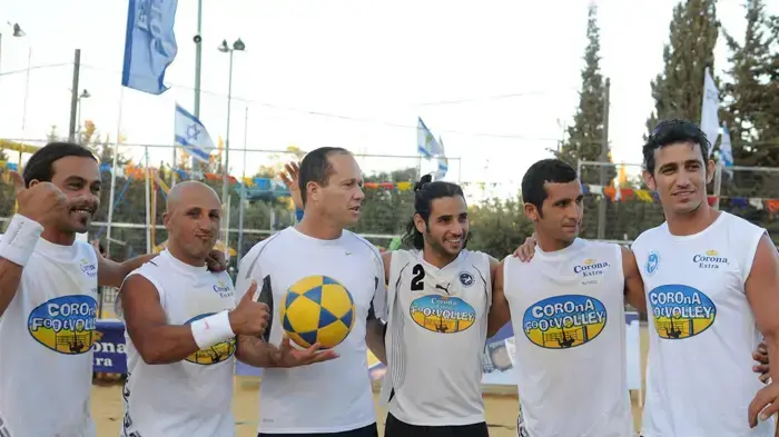 עיריית ירושלים הקימה חוף ים אמיתי בגן הפעמון בלב ירושלים, יוני 2010 
