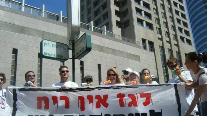 הפגנת תושבי חוף הכרמל מול ועידת האנרגיה של "דה מארקר" שהתקיימה במלון סיטי טאוור ברמת גן כנגד הכוונה להקים מפעלי גז בחוף הכרמל- יוני 2010 