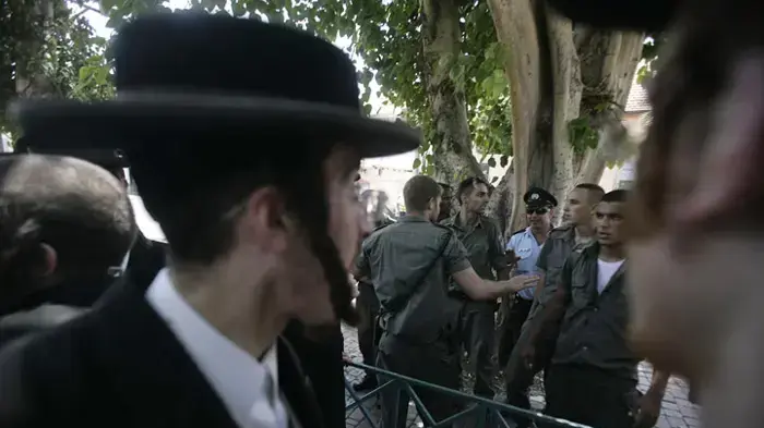 הפגנה של מאות חרדים נגד חפירות ארכיאולוגיות בפרויקט מתחם אנדרומדה ביפו הפכה לעימות אלים עם שוטרים  יוני 2010 