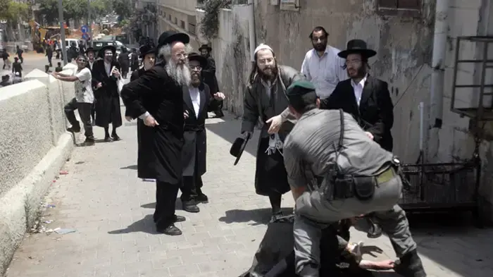 הפגנה של מאות חרדים נגד חפירות ארכיאולוגיות בפרויקט מתחם אנדרומדה ביפו הפכה לעימות אלים עם שוטרים  יוני 2010 