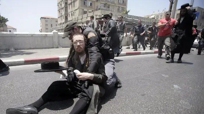 הפגנה של מאות חרדים נגד חפירות ארכיאולוגיות בפרויקט מתחם אנדרומדה ביפו הפכה לעימות אלים עם שוטרים  יוני 2010 