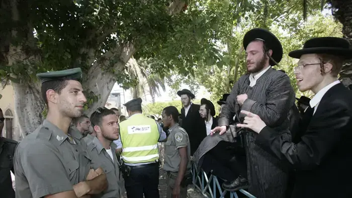 הפגנה של מאות חרדים נגד חפירות ארכיאולוגיות בפרויקט מתחם אנדרומדה ביפו הפכה לעימות אלים עם שוטרים  יוני 2010 