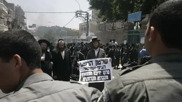 הפגנה של מאות חרדים נגד חפירות ארכיאולוגיות בפרויקט מתחם אנדרומדה ביפו הפכה לעימות אלים עם שוטרים  יוני 2010 