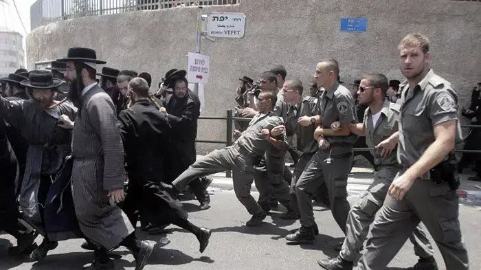 הפגנה של מאות חרדים נגד חפירות ארכיאולוגיות בפרויקט מתחם אנדרומדה ביפו הפכה לעימות אלים עם שוטרים  יוני 2010 