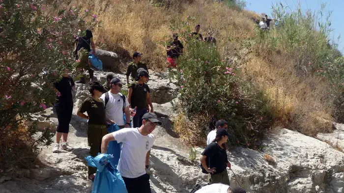 חיילי תותחנים מעוצבת הגולן מנקים את נחל אל על