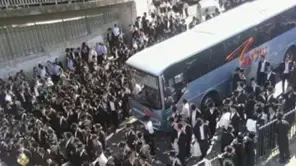 רבבות מלווים את האוטובוס עליו הורי התלמידות למאסר בירושלים - יוני 2010
