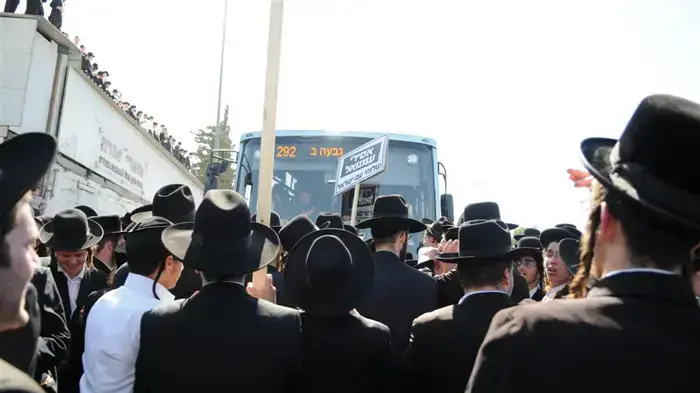 רבבות מלווים את האוטובוס עליו הורי התלמידות למאסר בירושלים - יוני 2010