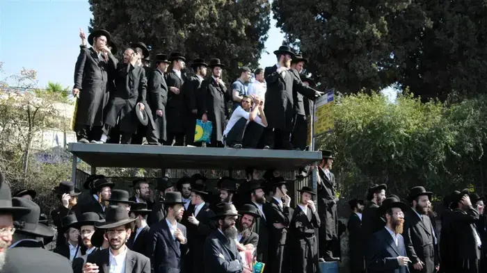 רבבות מלווים את האוטובוס עליו הורי התלמידות למאסר בירושלים - יוני 2010