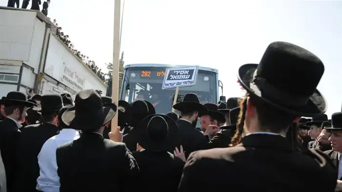 רבבות מלווים את האוטובוס עליו הורי התלמידות למאסר בירושלים - יוני 2010