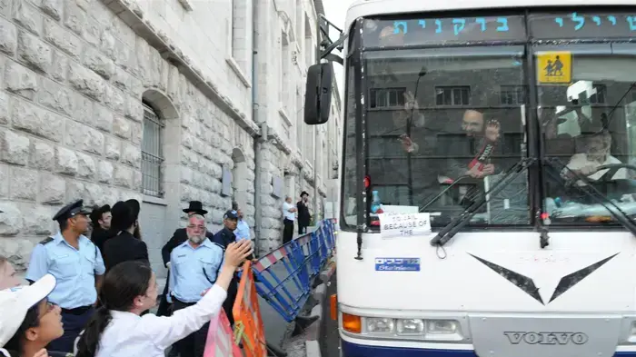 התלמידות מעמנואל נפרדות מהוריהן במגרש הרוסים בירושלים כשעלו לאוטובוסים בדרכם לבית הכלא- יוני 2010 התלמידות מעמנואל נפרדות מהוריהן במגרש הרוסים בירושלים כשעלו לאוטובוסים בדרכם לבית הכלא- יוני 2010