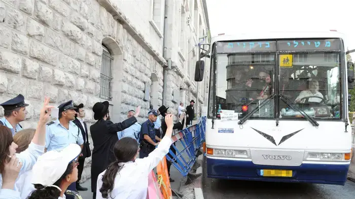 התלמידות מעמנואל נפרדות מהוריהן במגרש הרוסים בירושלים כשעלו לאוטובוסים בדרכם לבית הכלא- יוני 2010 