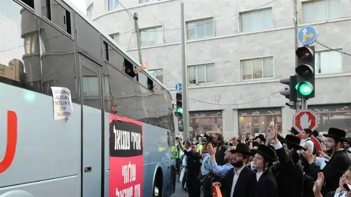התלמידות מעמנואל נפרדות מהוריהן במגרש הרוסים בירושלים כשעלו לאוטובוסים בדרכם לבית הכלא- יוני 2010 