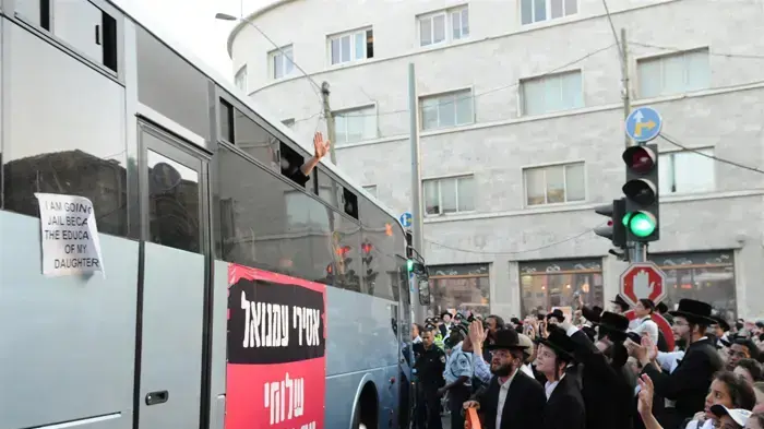 התלמידות מעמנואל נפרדות מהוריהן במגרש הרוסים בירושלים כשעלו לאוטובוסים בדרכם לבית הכלא- יוני 2010 