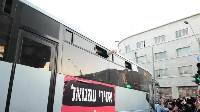 התלמידות מעמנואל נפרדות מהוריהן במגרש הרוסים בירושלים כשעלו לאוטובוסים בדרכם לבית הכלא- יוני 2010 