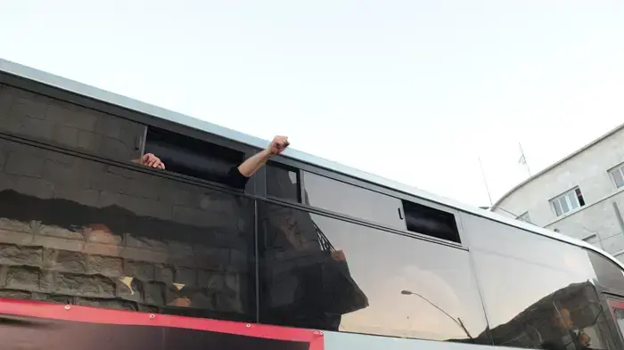התלמידות מעמנואל נפרדות מהוריהן במגרש הרוסים בירושלים כשעלו לאוטובוסים בדרכם לבית הכלא- יוני 2010 
