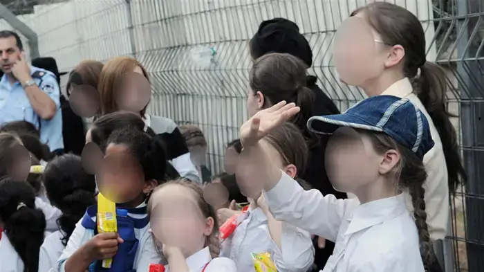 התלמידות מעמנואל נפרדות מהוריהן במגרש הרוסים בירושלים כשעלו לאוטובוסים בדרכם לבית הכלא- יוני 2010 התלמידות מעמנואל נפרדות מהוריהן במגרש הרוסים בירושלים כשעלו לאוטובוסים בדרכם לבית הכלא- יוני 2010