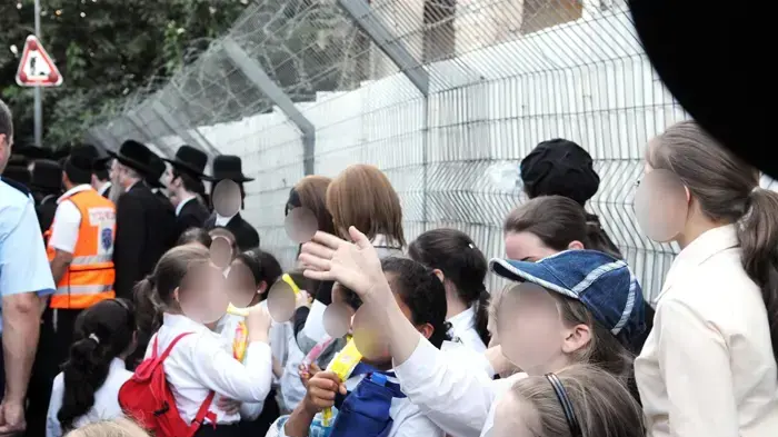 התלמידות מעמנואל נפרדות מהוריהן במגרש הרוסים בירושלים כשעלו לאוטובוסים בדרכם לבית הכלא- יוני 2010 