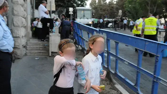 התלמידות מעמנואל נפרדות מהוריהן במגרש הרוסים בירושלים כשעלו לאוטובוסים בדרכם לבית הכלא- יוני 2010 