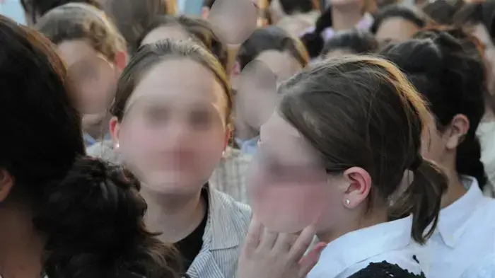 התלמידות מעמנואל נפרדות מהוריהן במגרש הרוסים בירושלים כשעלו לאוטובוסים בדרכם לבית הכלא- יוני 2010 