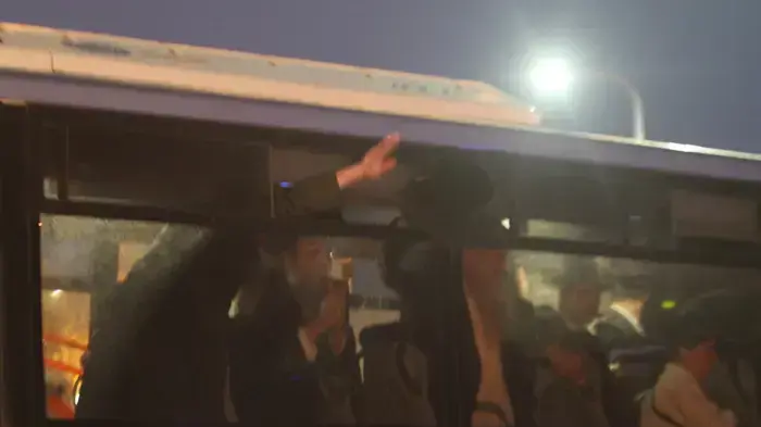 הורי התלמידות מעמנואל מגיעים באוטובוסים לכלא איילון למאסר- יוני 2010 