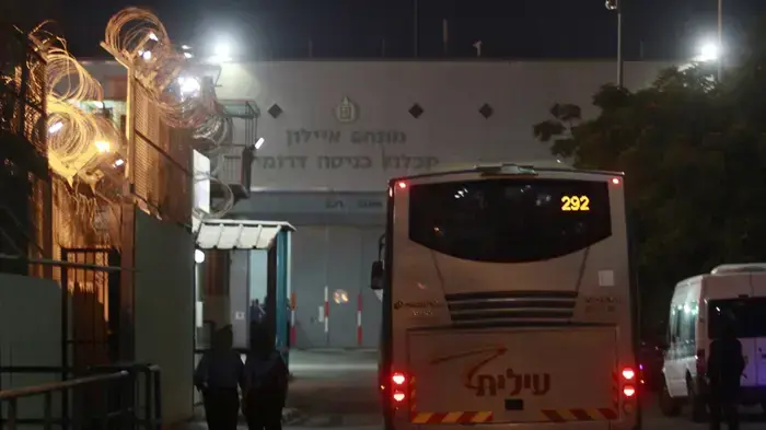 הורי התלמידות מעמנואל מגיעים באוטובוסים לכלא איילון למאסר- יוני 2010 