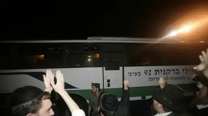 הורי התלמידות מעמנואל מגיעים באוטובוסים לכלא איילון למאסר- יוני 2010 