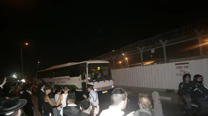 הורי התלמידות מעמנואל מגיעים באוטובוסים לכלא איילון למאסר- יוני 2010 