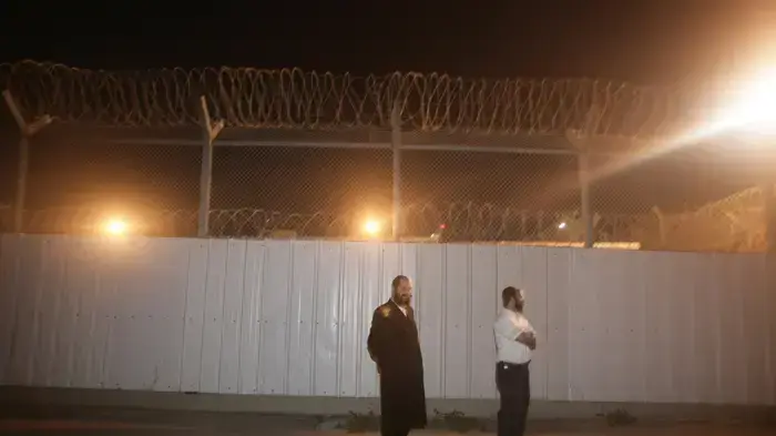 הורי התלמידות מעמנואל מגיעים באוטובוסים לכלא איילון למאסר- יוני 2010 