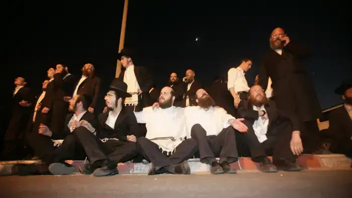 הורי התלמידות מעמנואל מגיעים באוטובוסים לכלא איילון למאסר- יוני 2010 