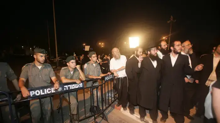 הורי התלמידות מעמנואל מגיעים באוטובוסים לכלא איילון למאסר- יוני 2010 