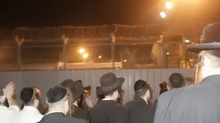 הורי התלמידות מעמנואל מגיעים באוטובוסים לכלא איילון למאסר- יוני 2010 