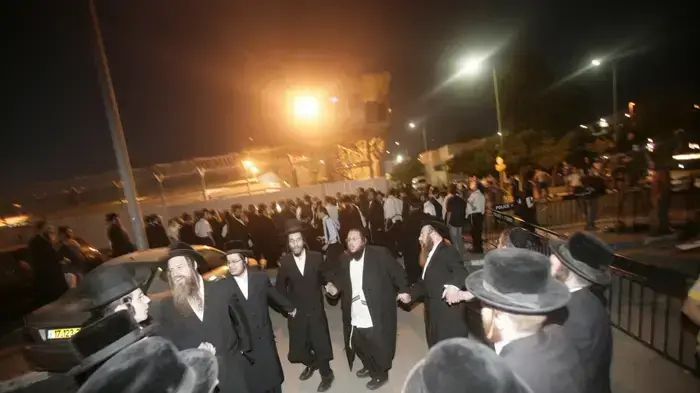 הורי התלמידות מעמנואל מגיעים באוטובוסים לכלא איילון למאסר- יוני 2010 