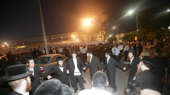 הורי התלמידות מעמנואל מגיעים באוטובוסים לכלא איילון למאסר- יוני 2010 
