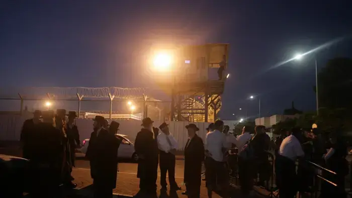 הורי התלמידות מעמנואל מגיעים באוטובוסים לכלא איילון למאסר- יוני 2010 