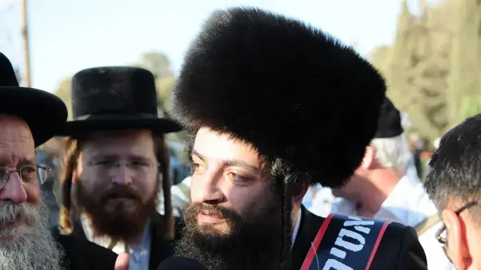 רבבות חרדים מפגינים בירושלים כנגד החלטה לאסור את הורי התלמידות מעמנואל- יוני 2010