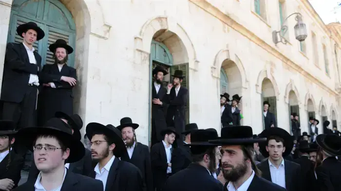 רבבות חרדים מפגינים בירושלים כנגד החלטה לאסור את הורי התלמידות מעמנואל- יוני 2010