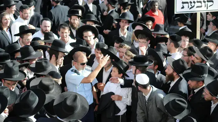 רבבות חרדים מפגינים בירושלים כנגד החלטה לאסור את הורי התלמידות מעמנואל- יוני 2010
