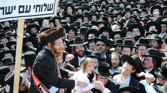 רבבות חרדים מפגינים בירושלים כנגד החלטה לאסור את הורי התלמידות מעמנואל- יוני 2010