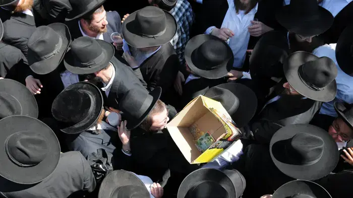 רבבות חרדים מפגינים בירושלים כנגד החלטה לאסור את הורי התלמידות מעמנואל- יוני 2010